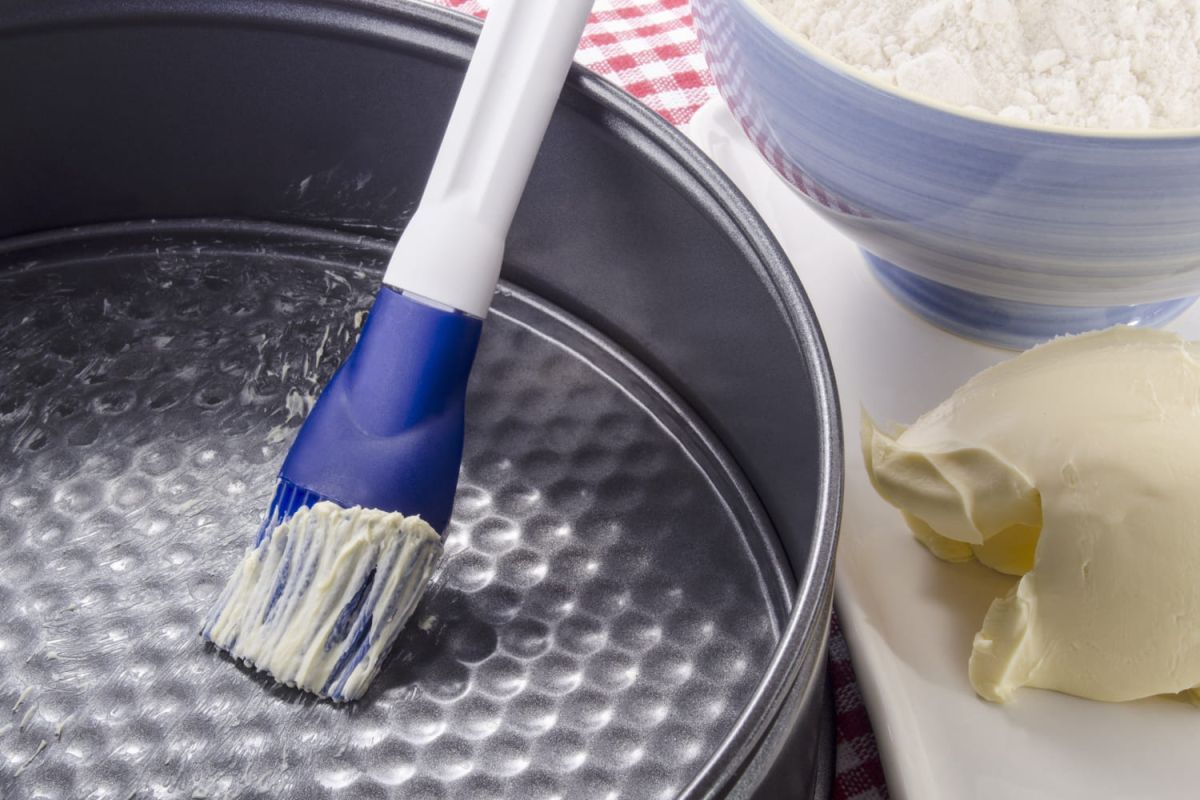 Beurrer un moule sans se salir : une astuce pratique