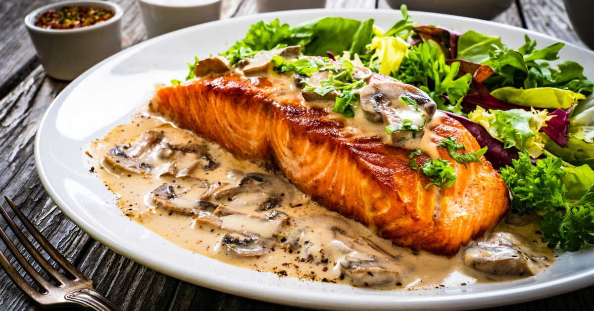 un repas rapide et savoureux : saumon à la crème et chips de peau croustillante