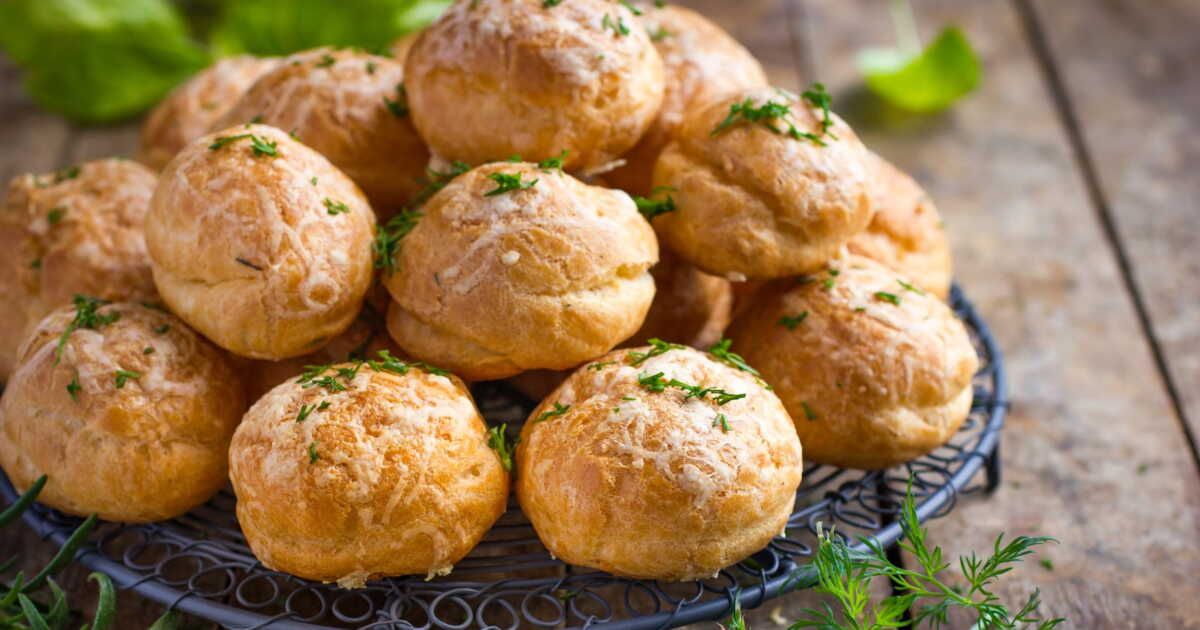 Un apéritif de Noël irrésistible : petits pains au fromage et chorizo