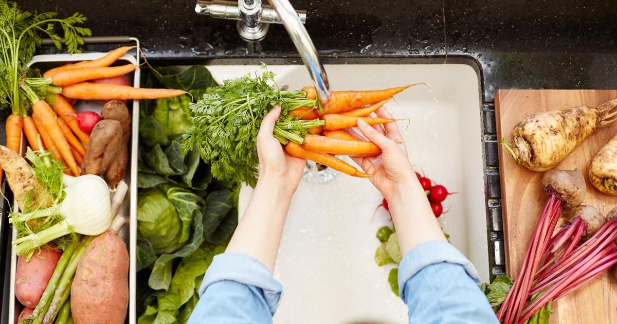 Peut-on vraiment éliminer les pesticides de nos fruits et légumes en les lavant ?