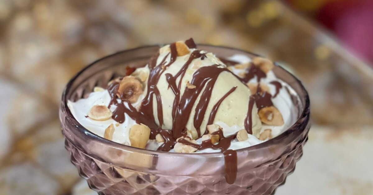 Découvrez la recette express de la coupe glacée et sauce chocolat de Cyril Lignac