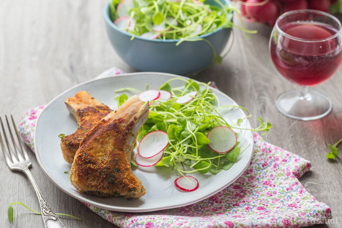 Côtes d’agneau panées aux herbes et miel, salade de pourpier & radis