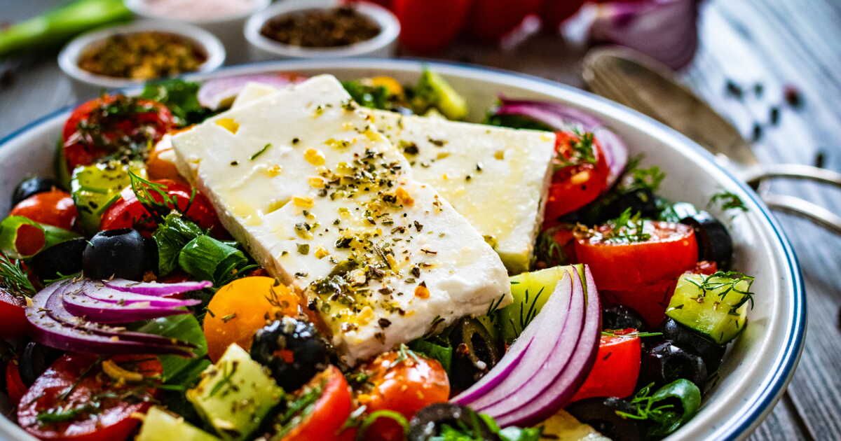 la salade grecque réinventée : un délice avec des pommes de terre