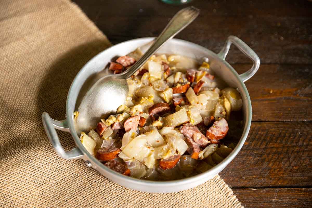 Une fondue d'endives réconfortante à la saucisse fumée