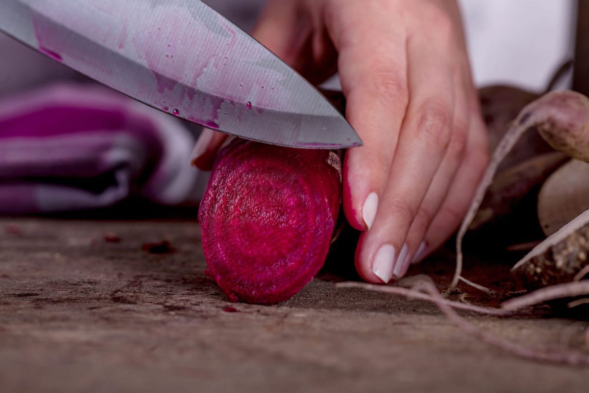 Les astuces incontournables pour enlever les taches de betterave sur les mains