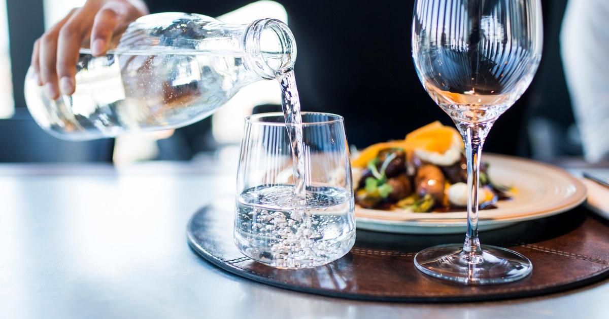 Boire de l'eau pendant les repas : mythe ou réalité ?