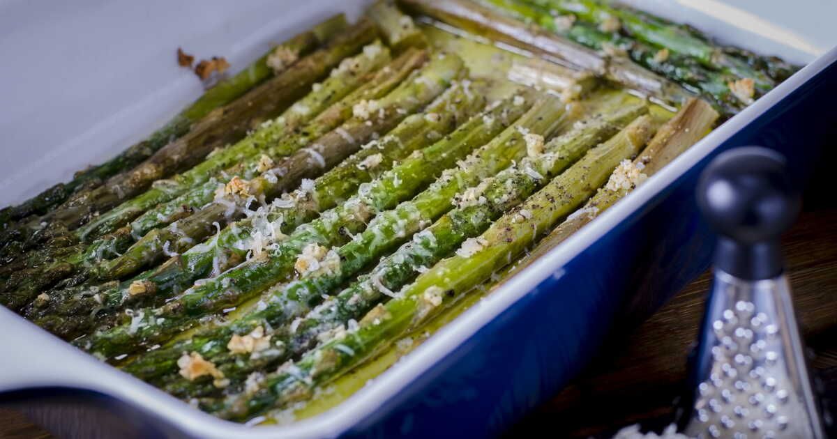 Asperges croquantes au parmesan : découvrez une recette originale au four