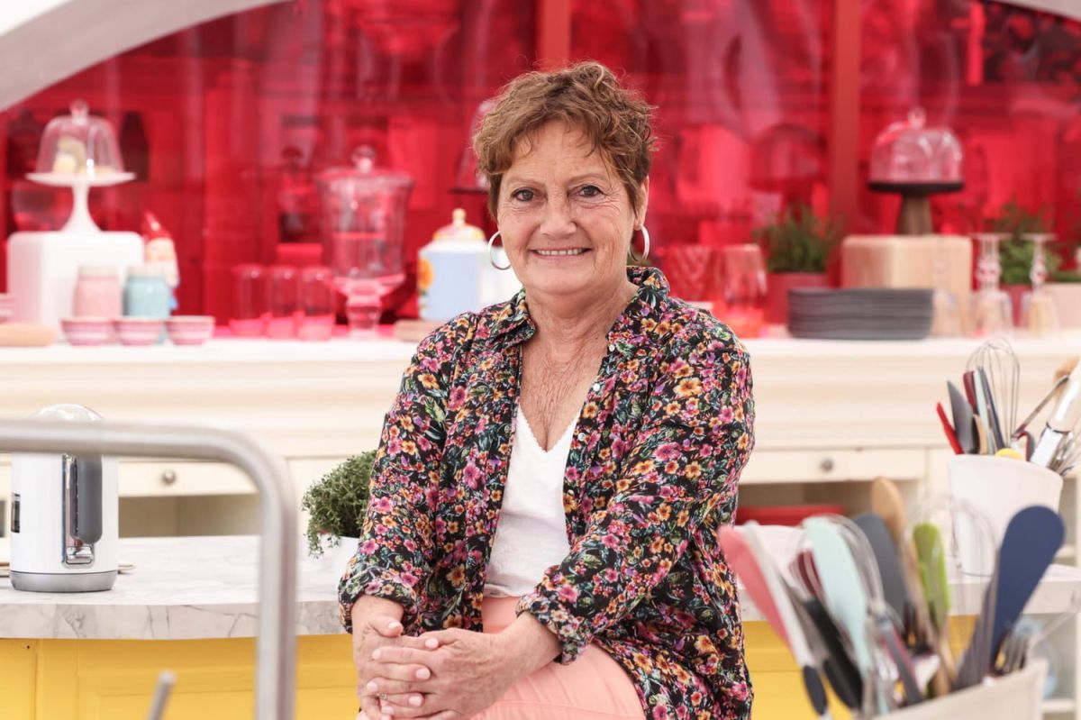 Monique, la doyenne pétillante du Meilleur Pâtissier