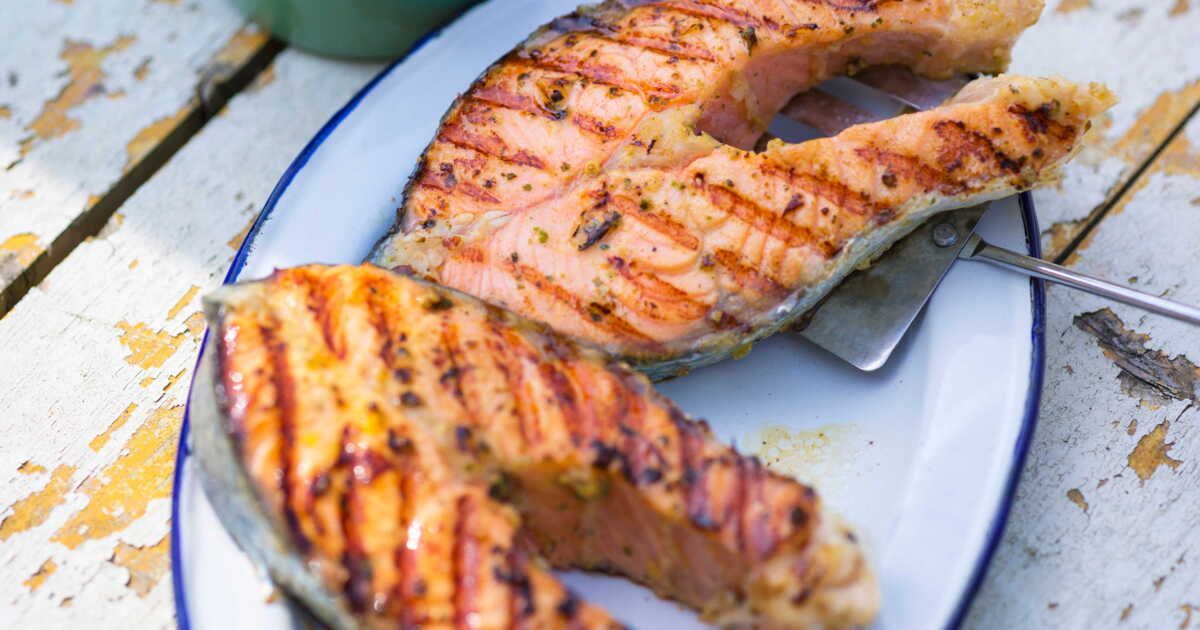Une recette savoureuse : darnes de saumon à la tapenade et au pastis