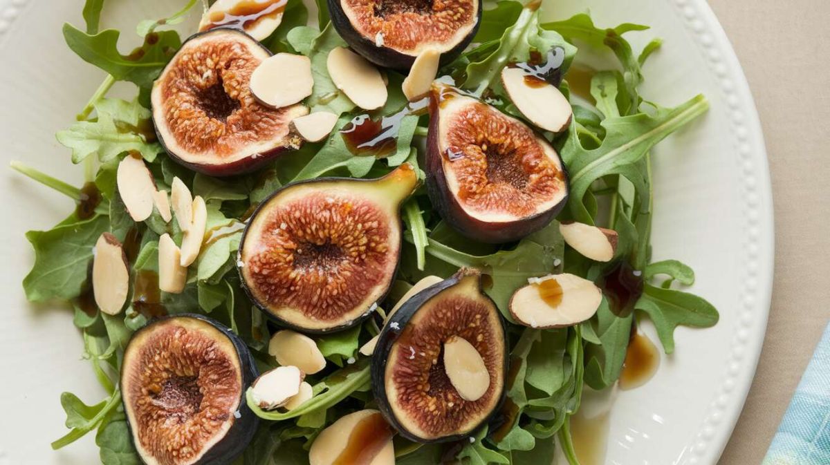 Une salade estivale gourmande : figues, roquette et amandes
