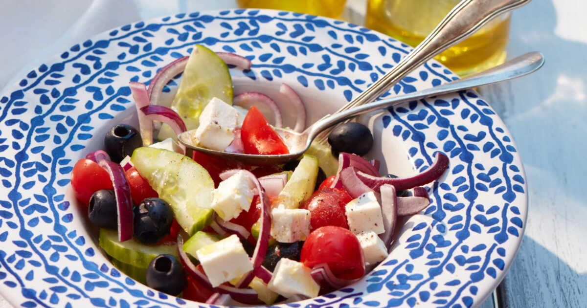 découvrez la fraîcheur méditerranéenne de la salade grecque