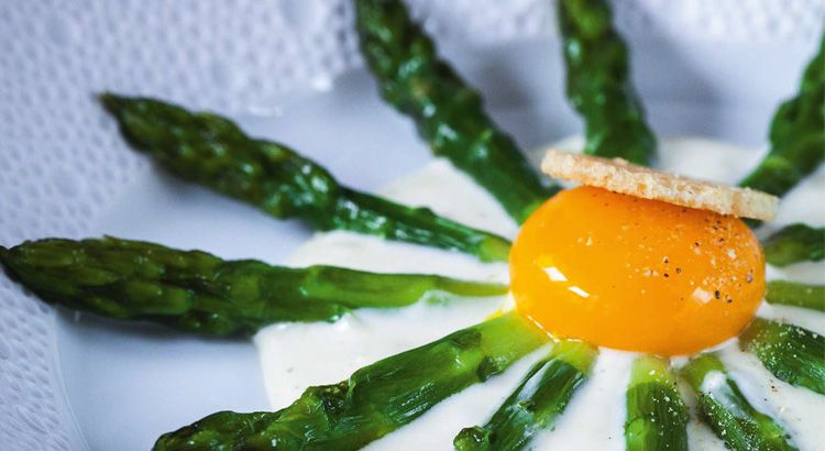 l'asperge verte sublimée par un jaune d'œuf coulant et une émulsion de comté