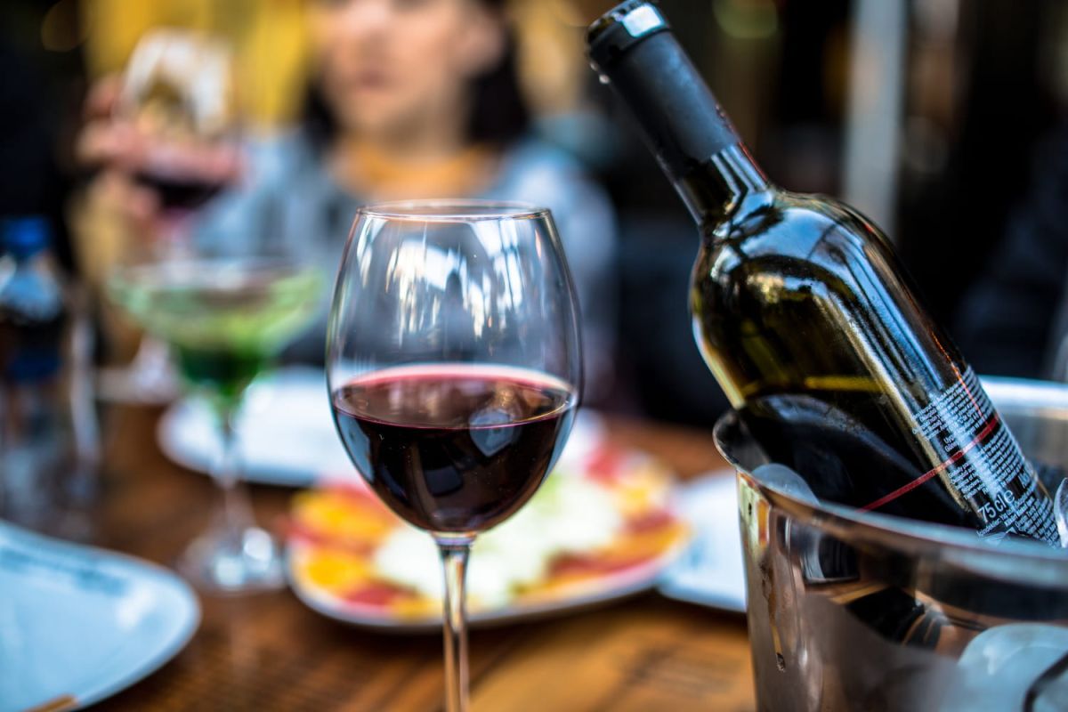 Un restaurant offre une bouteille de vin pour vous déconnecter du téléphone
