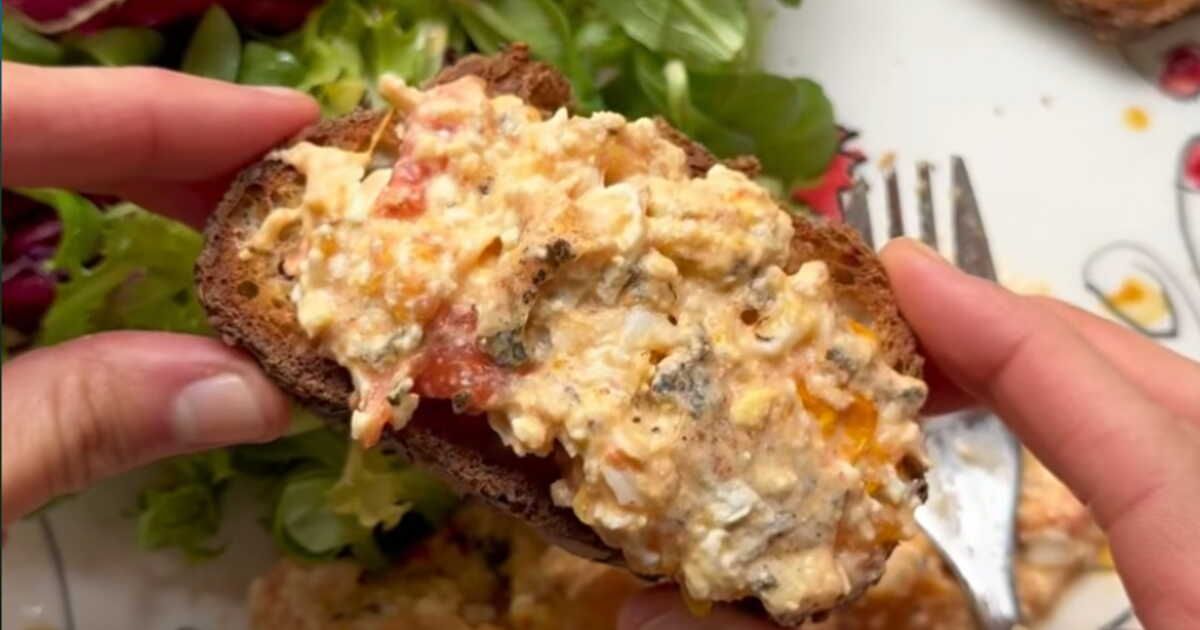 Un plat simple et délicieux : feta rôtie au four avec tomates et œufs