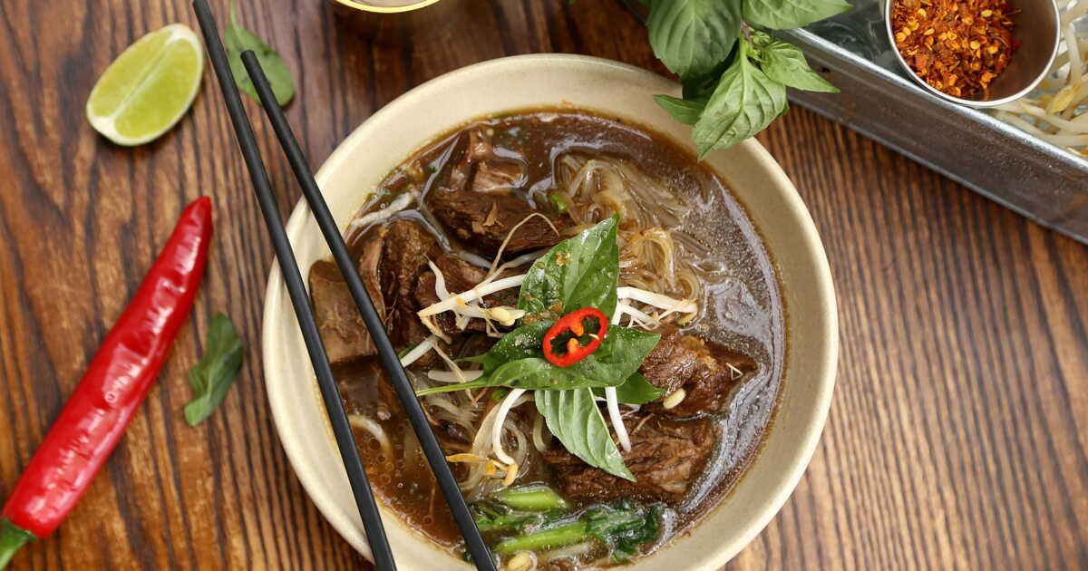 Découvrez la recette de la soupe thaïlandaise de Cyril Lignac