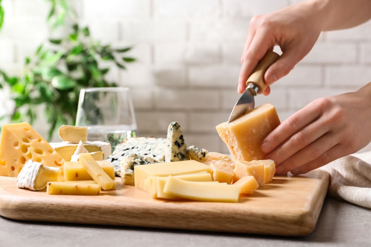 Le fromage indispensable pour des os solides après 60 ans