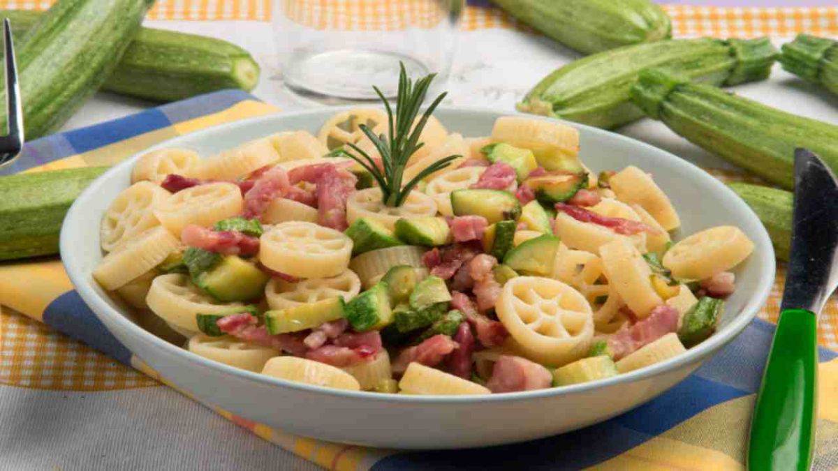 Pâtes aux courgettes et pancetta : une recette rapide et savoureuse