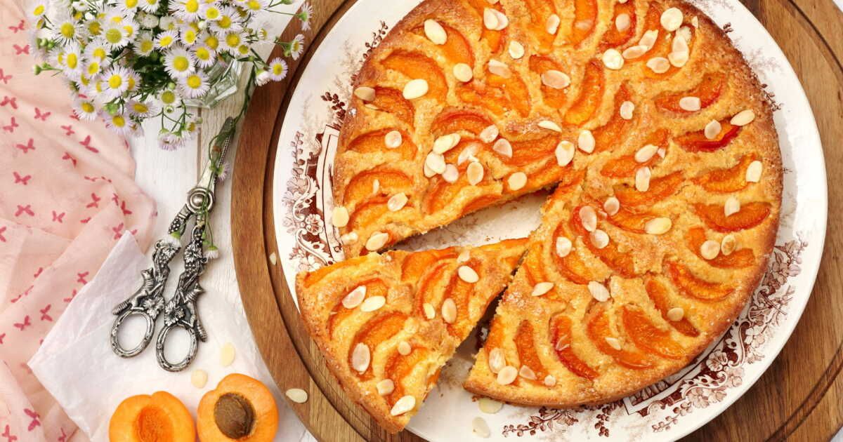 Une tarte amandine aux abricots, sans lactose et savoureuse
