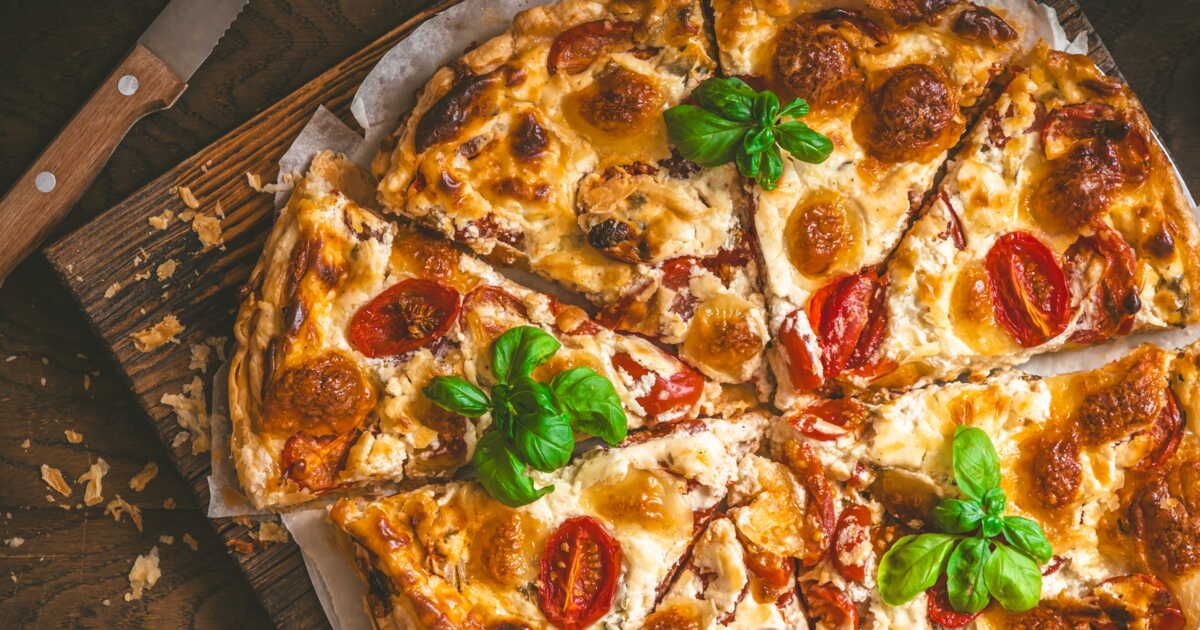 Découvrez la quiche au pesto, tomates cerise et jambon pour un repas savoureux
