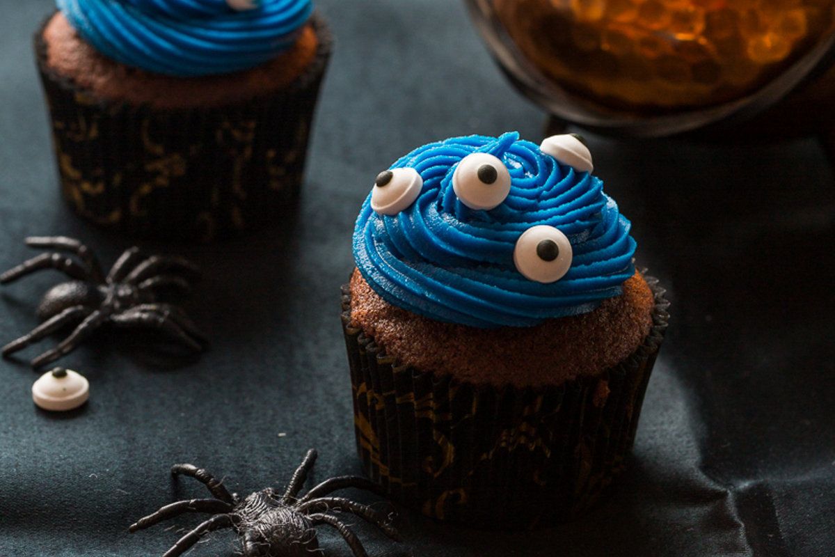 Des cupcakes au chocolat aux yeux pour un Halloween mémorable