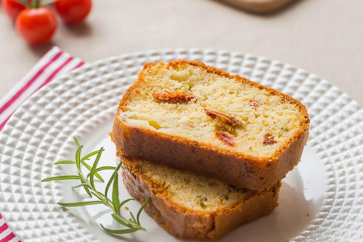 Cake mozzarella et tomates séchées