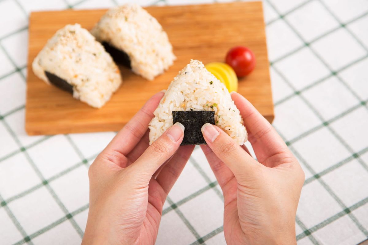 Transformez vos restes de riz en onigiri : un voyage gourmand en 10 minutes