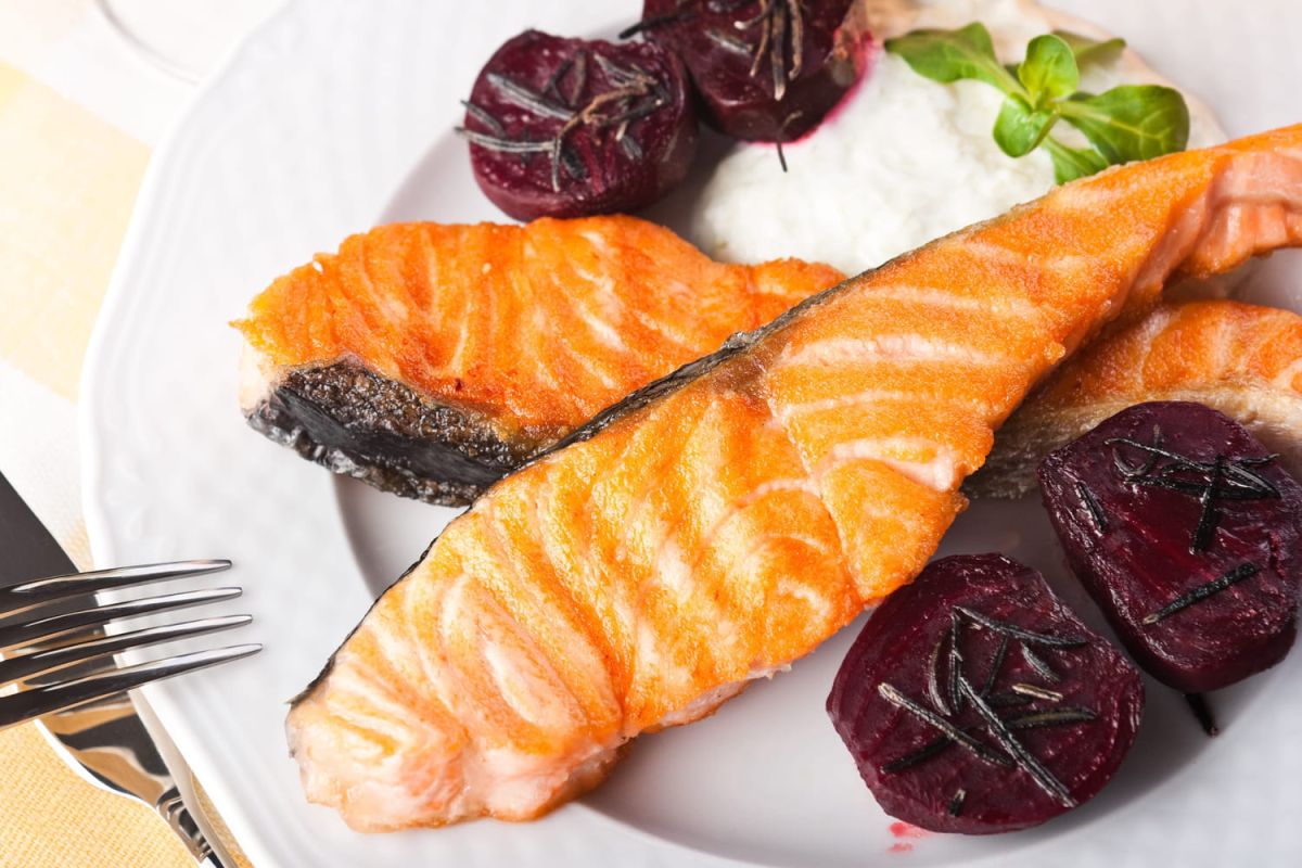 Un plat coloré : truite grillée, betteraves et quinoa avec Cyril Lignac