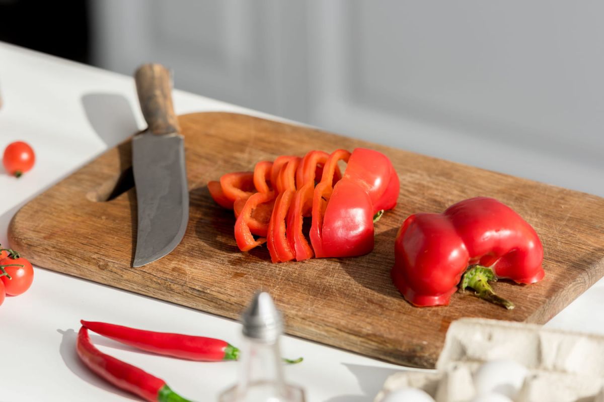 Comment choisir une planche à découper qui dure : bois vs plastique
