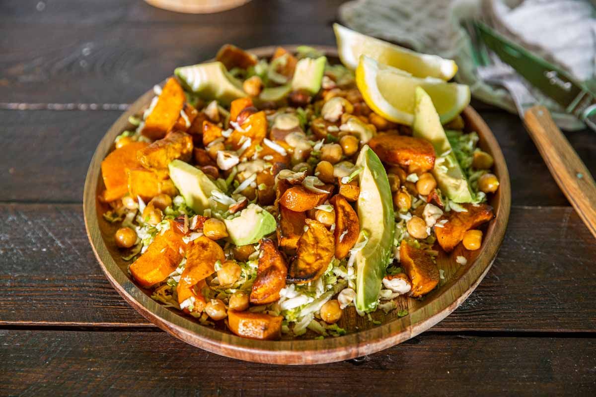 La salade façon Caesar aux patates douces et choux de Bruxelles