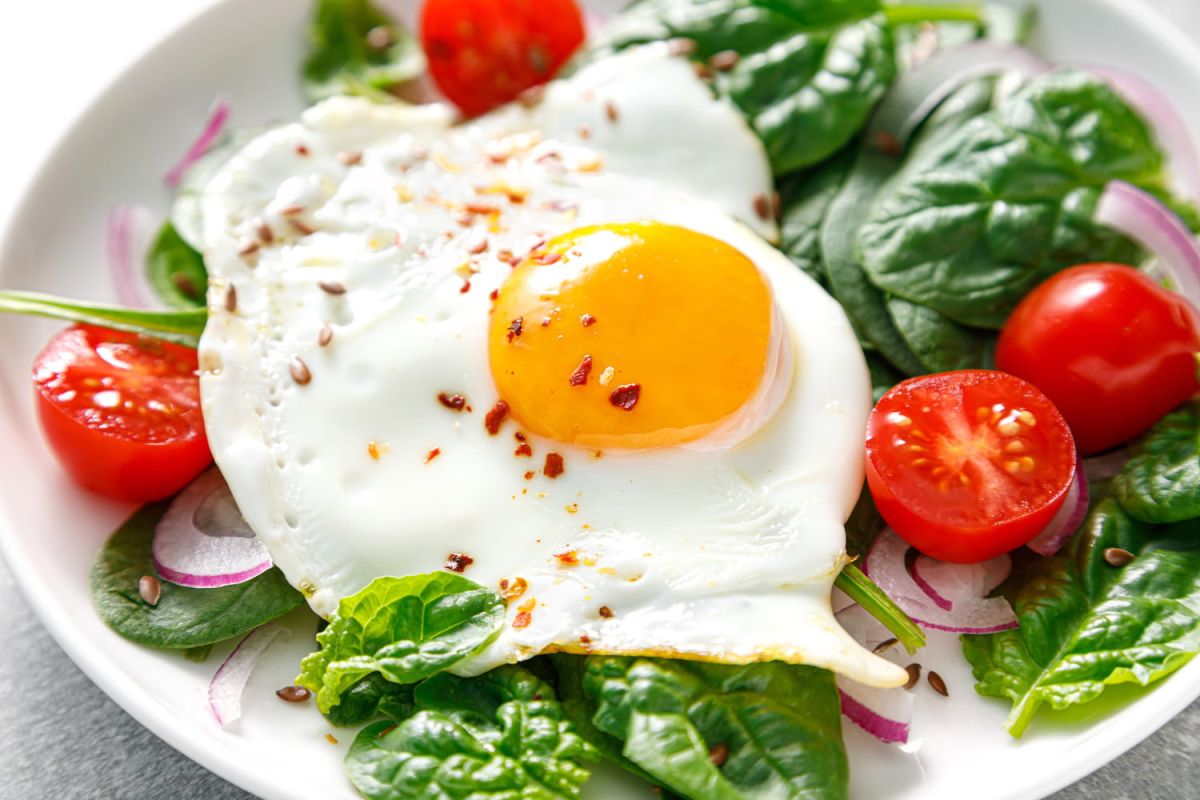 Découvrez la méthode infaillible pour des œufs au plat parfaits sans poêle
